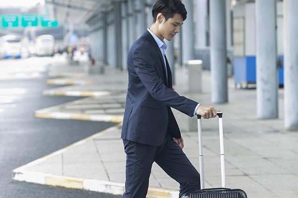 广州市侦探：如何应对孩子索要手机的挑战，四种回应方式及效果分析？